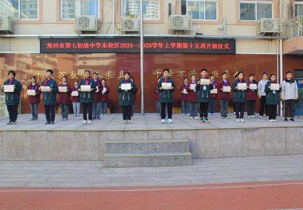 9三位年级管委会政教委员为学生会颁发聘书